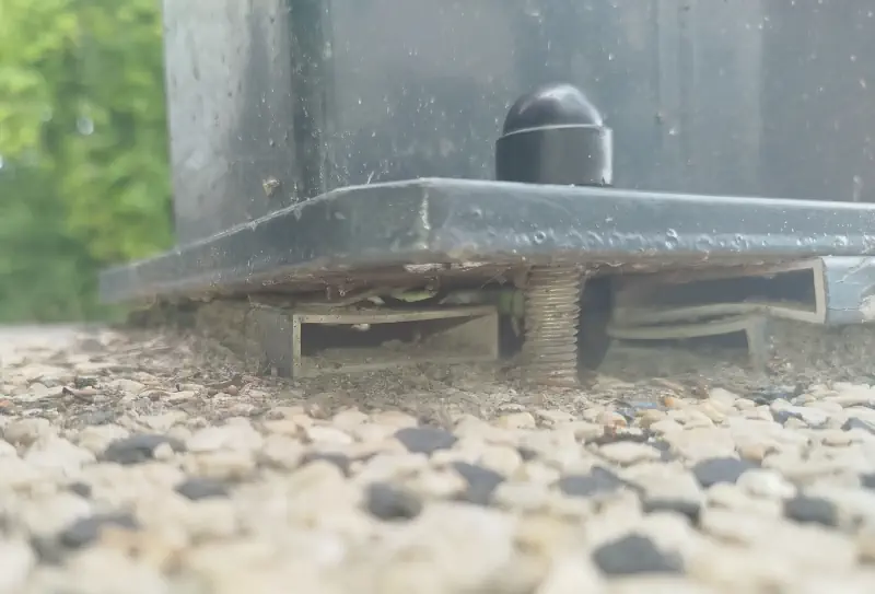 Cales non conformes sous la platine du poteau du portail