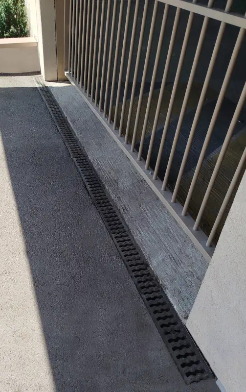 Caniveau de drainage nettoyé et débouché évite l'inondation parking