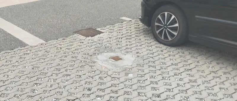 Un pied de poteau remis à niveau sur un parking