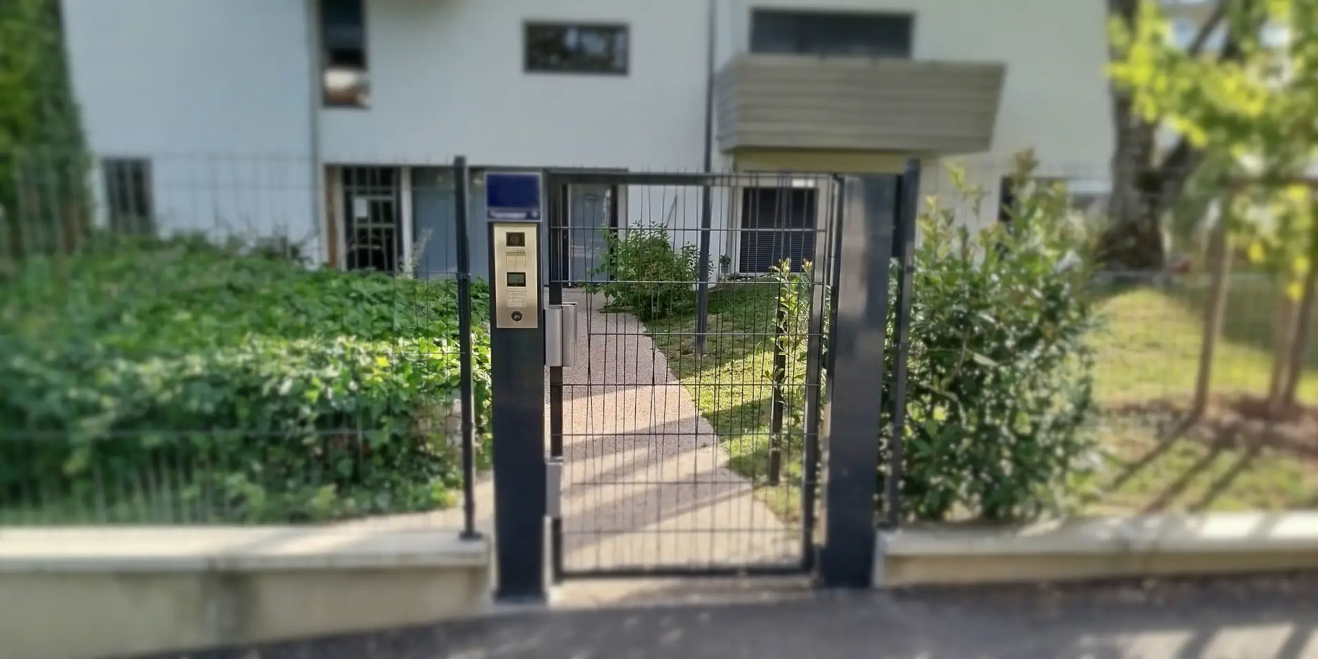 Portillon avec interphone d'une résidence d'immeuble