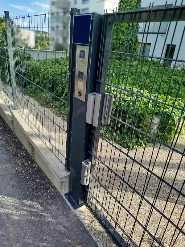 Un portillon avec interphone qui ferme correctement