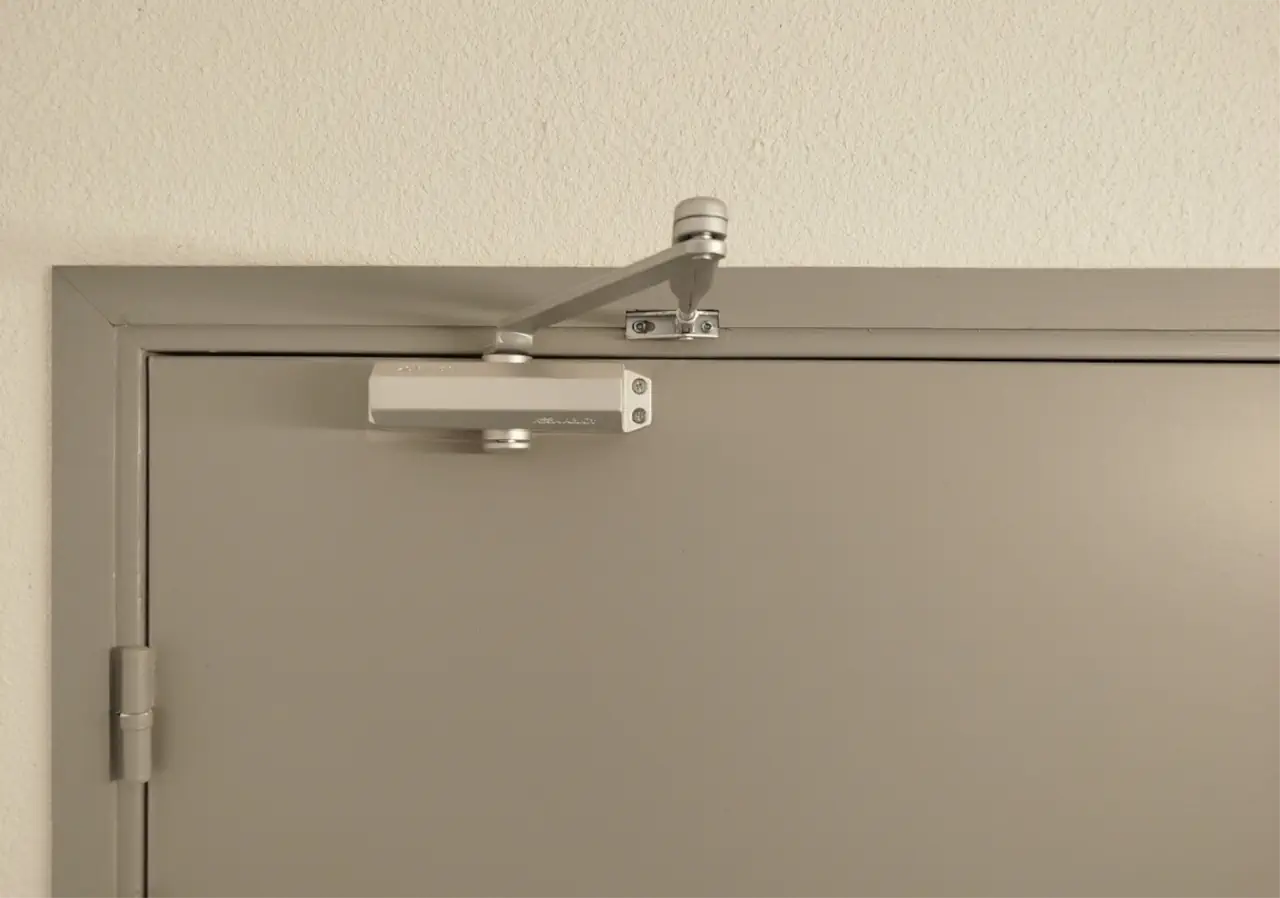 Un ferme porte groom réglable