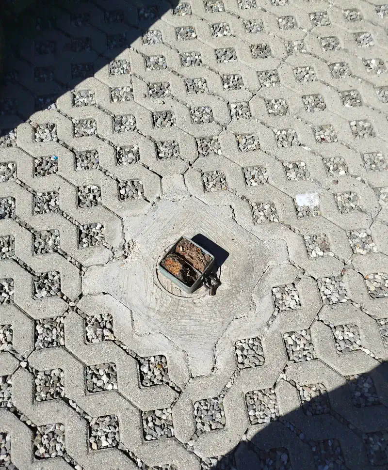 Le pied d'un poteau en acier sur un parking