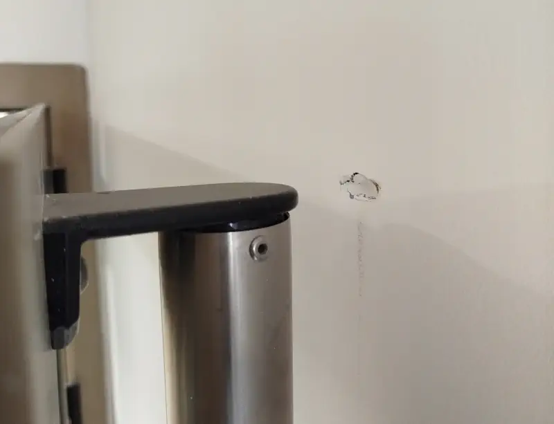 Trou dans le mur à cause de l'ouverture de la porte.