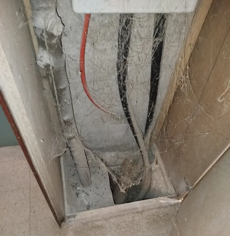 Point d'entrée des rats par le trou du réseau électrique