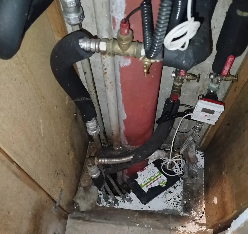 Point d'entrée des rats par le trou du réseau d'eau pluviale