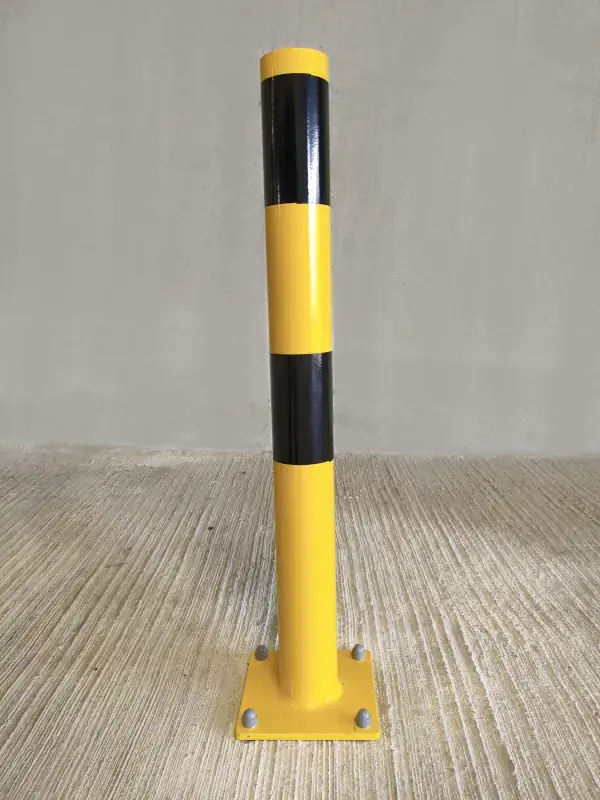 Poteau de protection ancré dans le béton au sol