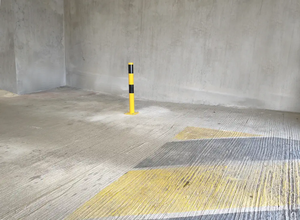 poteau de protection installé dans l'immeuble