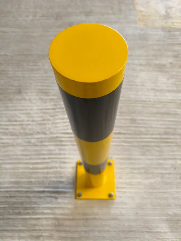 Poteau en acier utilisé pour empêcher le stationnement