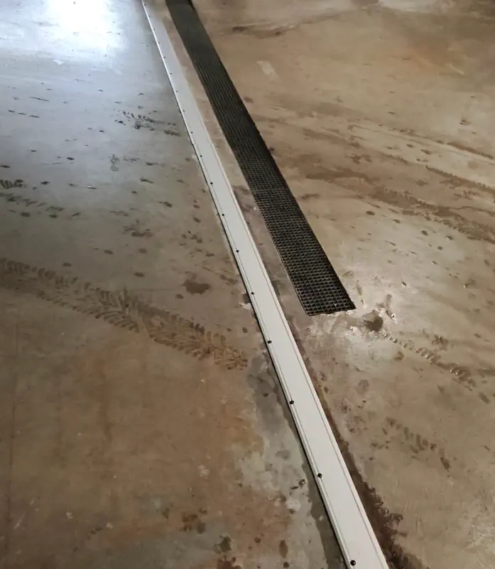 Couvre joint de dilatation modifié avec caoutchouc amortisseur