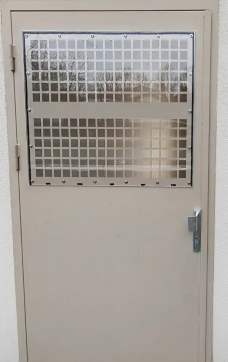 Porte extérieure modifiée avec polycarbonate étanche