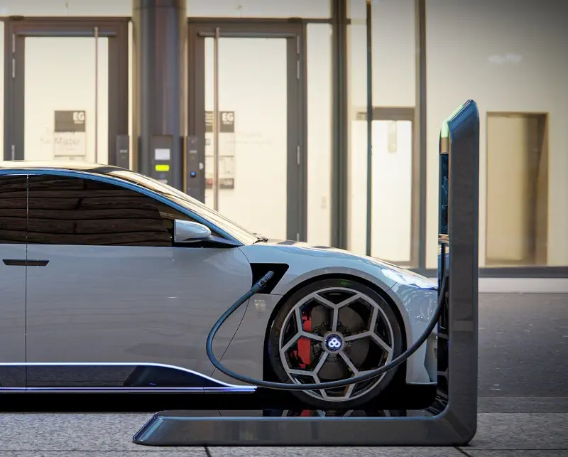 Voiture électrique en cours de recharge