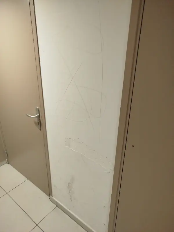 Mur intérieur abîmé et dégradé suite vandalisme