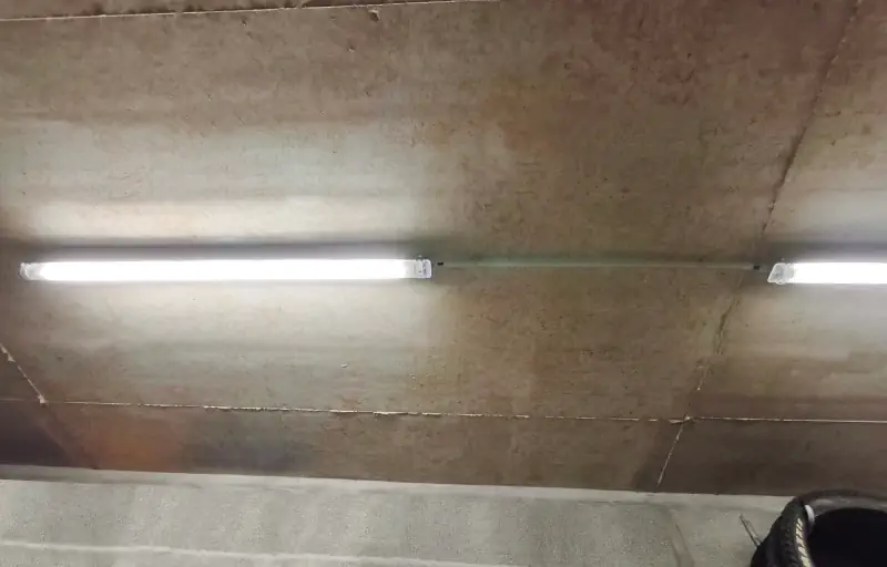 Réglettes d'éclairage LED de 1,20m 3000lm au plafond dans un garage privé