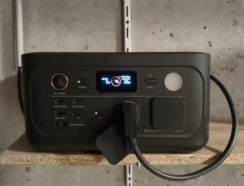 Installation de l'étagère sur mesure et de la batterie mobile autonome avec sorties secteur
